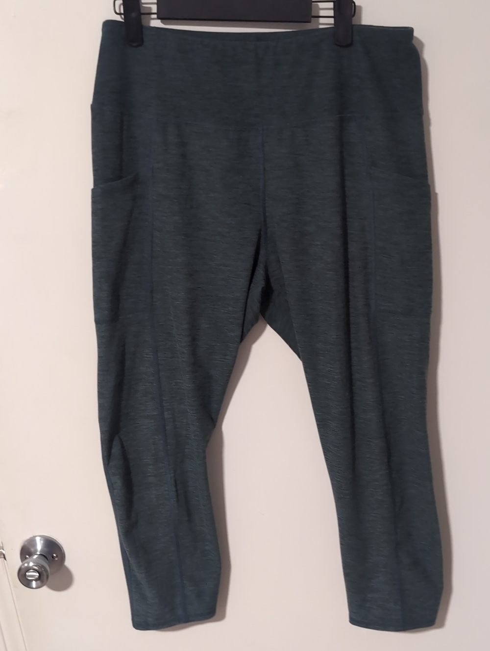 Women's Heathered Green Stretch Pocket Capri Pants